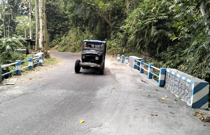 BARU SEBAGIAN: Pelebaran jembatan Jeruk satu sisi, tuntas dikerjakan. Berada di Lingkungan Jeruk, Kelurahan Ledug, Kecamatan Prigen. (Foto: Rizal F Syatori/Jawa Pos Radar Bromo)