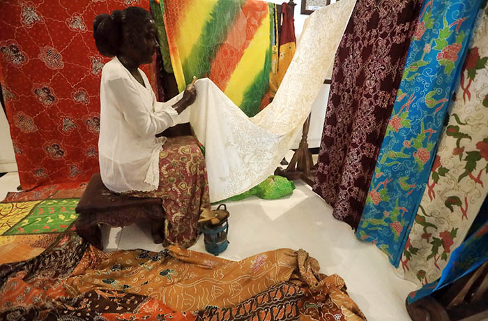 MOTIF RUMIT: Manekin pembatik sedang membuat motif batik kuno Kota Probolinggo terpajang di Museum Probolinggo.