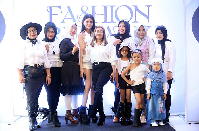 NYAMAN DIPAKAI: Sejumlah model dari Rams Management, mengenakan boots. Kini, banyak perempuan menggunakan sepatu bot untuk kegiatan sehari-hari. (Zainal Arifin/Radar Bromo)