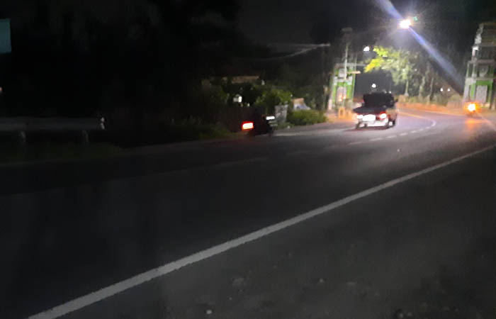 GELAP SEBAGIAN: Jalan Ir Sutami di jalur lingkar selatan yang gelap karena minim penerangan. (Foto: Fahrizal Firmani/Jawa Pos Radar Bromo)