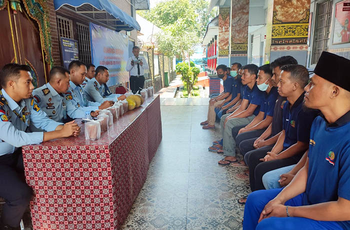 Petugas Lapas Pasuruan saat sosialisasi usulan remisi kemerdekaan pada warga binaan.