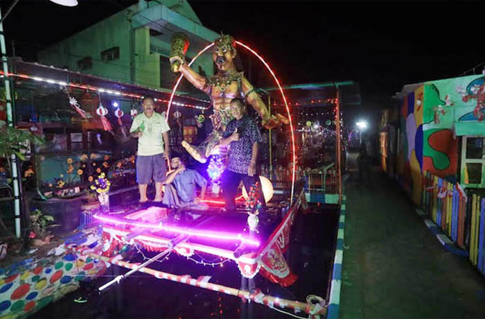SEMARAK KEMERDEKAAN: Patung Minak Jinggo yang dibuat warga di Kelurahan Mangunharjo dan ditaruh di Kali Banger.