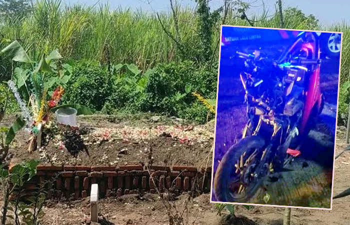 SUDAH DIMAKAMKAN: Pusara Bimo yang tewas kecelakaan. Inset, motor yang dikendarai korban setelah kecelakaan, Senin (14/8) dini hari.