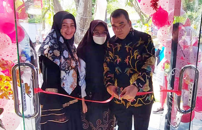 DIBUKA: Owner Cesa Little Garden Decky Tjahyono Triyoga menggunting pita tanda dibukanya Cesa Little Garden.