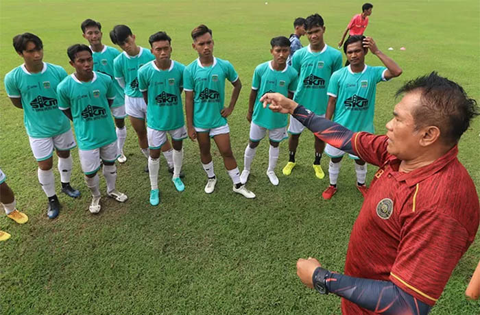 BIDIK KEMENANGAN: Subangkit, pelatih tim sepak bola Kabupaten Pasuruan.