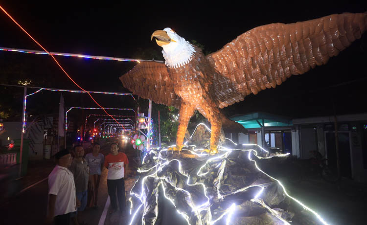 BAHAN DAUR ULANG: Ornamen burung Garuda di Gang Bayusari yang dibuat dari tempat air mineral bekas. (Zainal Arifin/Radar Bromo)