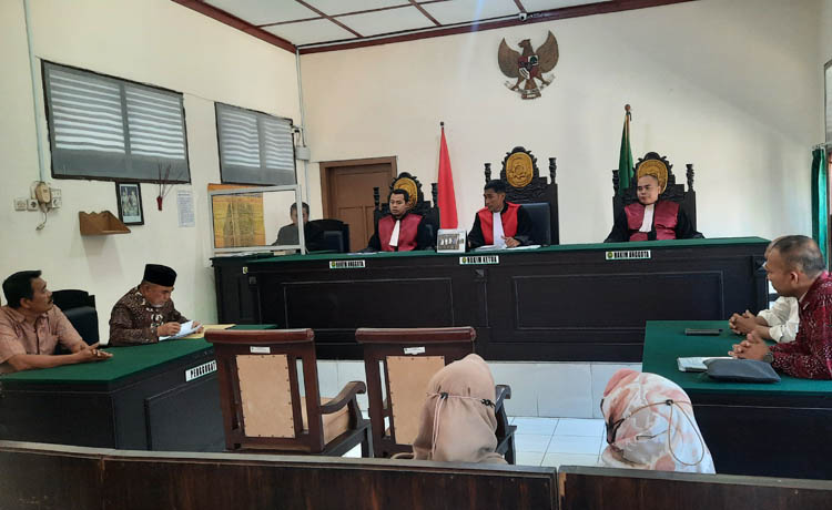 MASUK MATERI: Suasana persidangan gugatan Rusunawa Bestari di PN Probolinggo, Selasa (15/8). Nampak pihak penggugat (kiri) di ruang sidang. (Fahrizal Firmani/Radar Bromo)