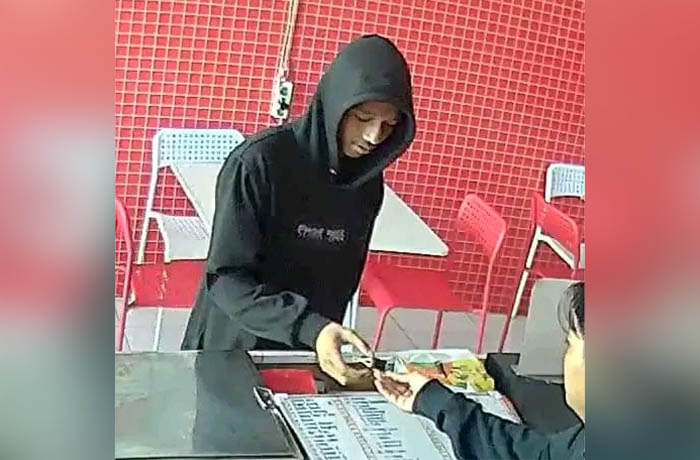 TEREKAM CCTV: Aksi pelaku meminta uang ke karyawan di kasir RM Ayam Geprek Sa&rsquo;i di Kelurahan Bugul Kidul, Sabtu (12/8).