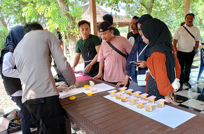 ANTRE: Sejumlah pemuda Desa Binor, Kecamatan Paiton, melakukan tes urine untuk memastikan diri terbebas dari narkoba.