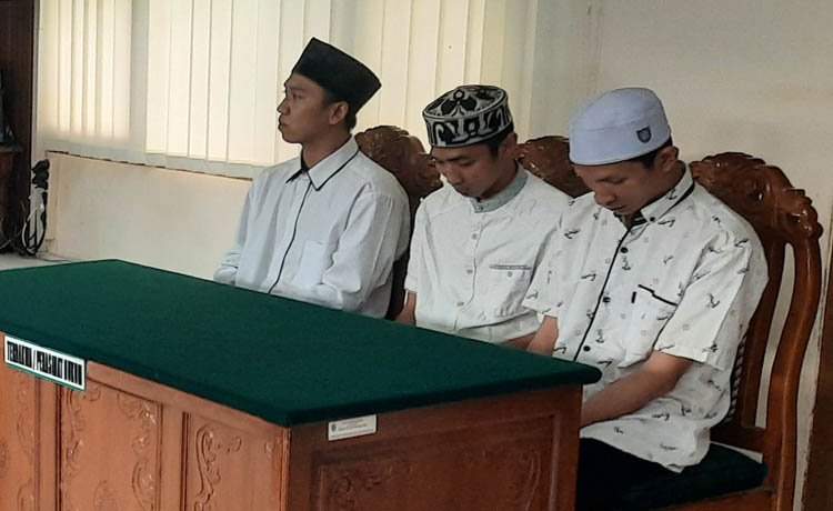 TAK BANDING: Tiga terdakwa pengeroyok Agus Wahyudi saat sidang. Ketiganya sudah dijatuhi vonis. (Dok. Radar Bromo)