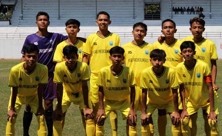 KALAH: Pemain Porprov Kabupaten Probolinggo sebelum laga. Di pertandingan pertamanya, tim asuhan Atipno tersebut takluk atas Kabupaten Lumajang. (Istimewa)