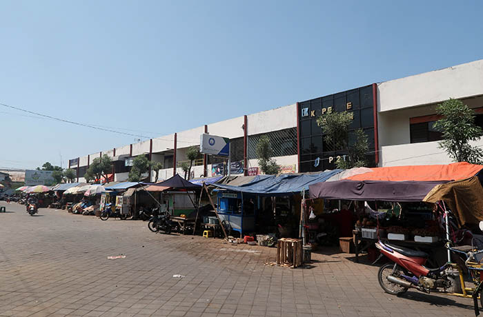 BELUM SEMUA TERSENTUH: Suasana Pasar Besar Pasuruan saat pagi hari. Rencana revitalisasi lanjutan pasar ini terancam tak bisa dilanjut. (Mokhamad Zubaidillah/Radar Bromo)