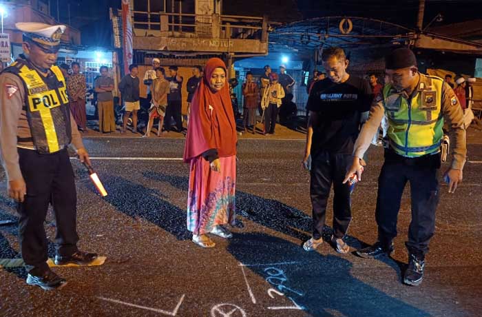 OLAH TKP: Petugas saat melakukan olah TKP kecelakaan maut di Cangkringmalang, Beji, Rabu malam (16/8).