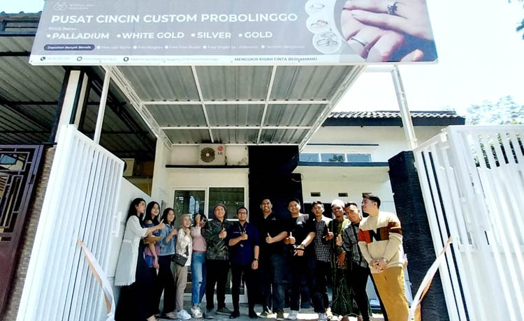 LAUNCHING : Firmansyah Raditya (berkacamata tengah) foto bersama undangan di depan galery Wedding Ring ID di Kademangan Permata Regency C2-10, Kota Probolinggo, usai peresmian Kamis (17/8).&nbsp; (Foto: Is