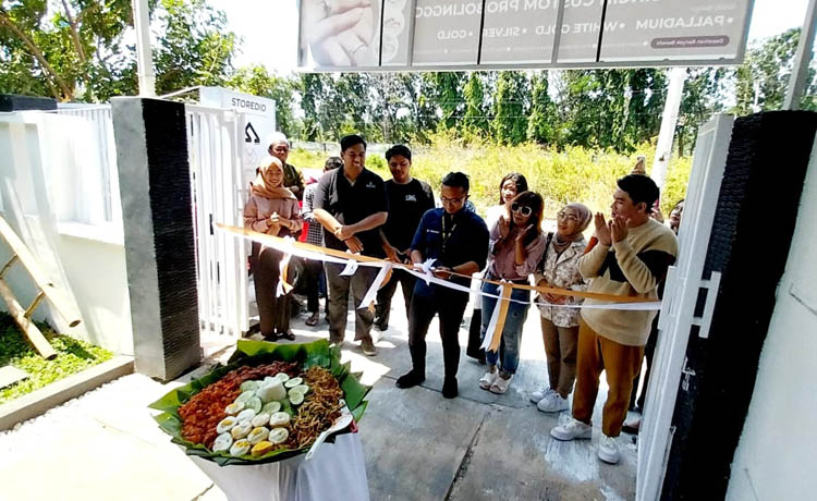 RESMI: Gunting pita sebagai peresmian Wedding Ring ID di Kademangan Permata Regency C2-10, Kota Probolinggo, usai peresmian Kamis (17/8).&nbsp; (Foto: Istimewa)