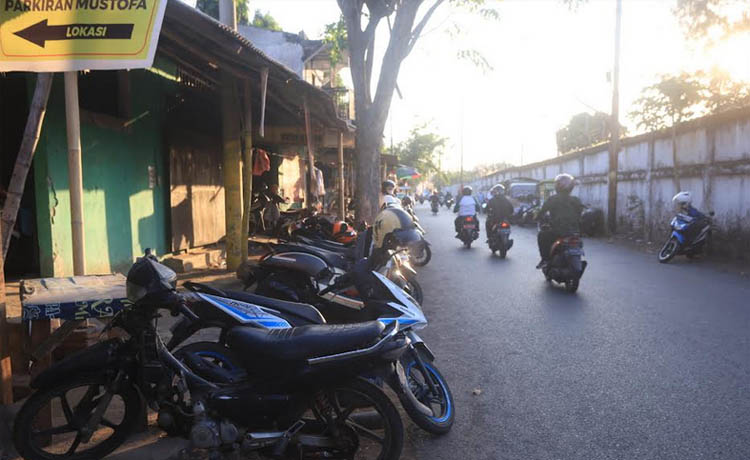 KERAP BIKIN MACET: Parkir kendaraan di Jalan Supriyadi atau di belakang Eratex yang sampai kini menjadi persoalan.