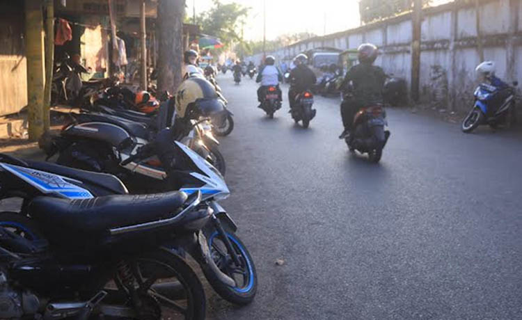 KERAP BIKIN MACET: Parkir kendaraan di Jalan Supriyadi atau di belakang Eratex yang sampai kini menjadi persoalan.