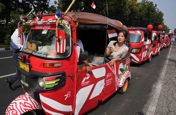 Bajaj bertanda khusus sedang beroperasi di jalanan dalam program "Bajaj Gas Bumi Spesial Kemerdekaan" melintas di kawasan Monas Jakarta, Jumat (18/8/2023)