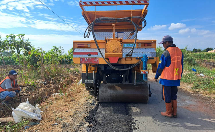 KREJENGAN: Perbaikan jalan di wilayah Krejengan, Kabupaten Probolinggo, beberapa waktu lalu. Saat ini, perbaikan jalan sudah rampung 85 persen.