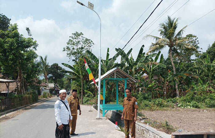 LEBIH BAIK: Kepala Desa Kalikajar Wetan H. Sultan Maliki (baju putih) mengecek jalan di RT 16/RW 5 Dusun Togur, yang sudah dirabat beton dan dilengkapi PJU.