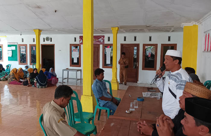 KEAGAMAAN: Kepala Desa Kalikajar Wetan H. Sultan Maliki (baju putih) saat memimpin istighotsah dan tahlil bersama perangkat dan masyarakat.
