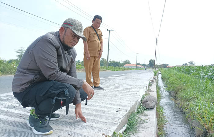 LEBIH BAIK: Kepala Desa Jabung Wetan Amrullah Hasyim (bertopi) bersama Bendahara Desa Samsudin, memantau hasil pelebaran dan rabat beton jalan di Dusun Kramat dan Dusun Kalijati.