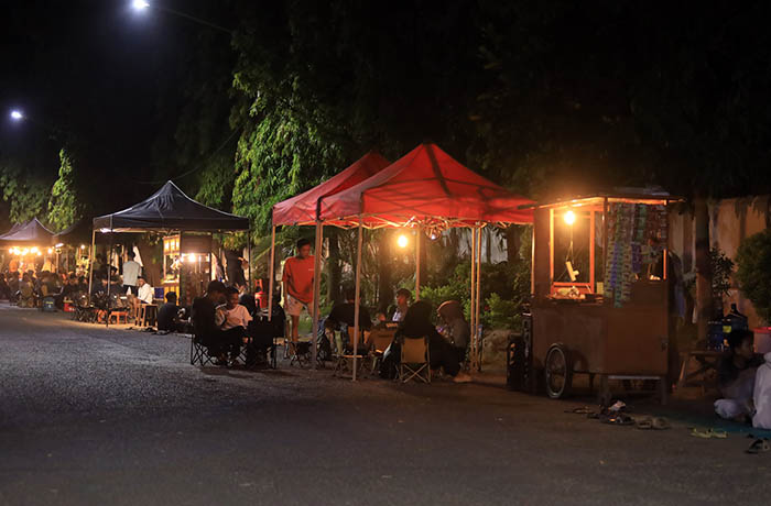 BARU: Pedagang angkringan baru mulai banyak yang buka di jalan depan Stadion Bayuangga yang rencananya akan jadi tempat relokasi.