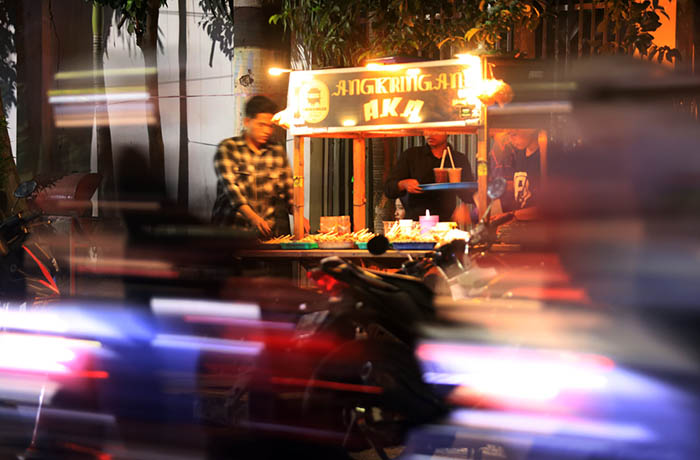 BERTAHAN: Para pedagang angkringan bertahan berjualan di Jalan Suroyo, Kota Probolinggo, meski ada wacana relokasi.