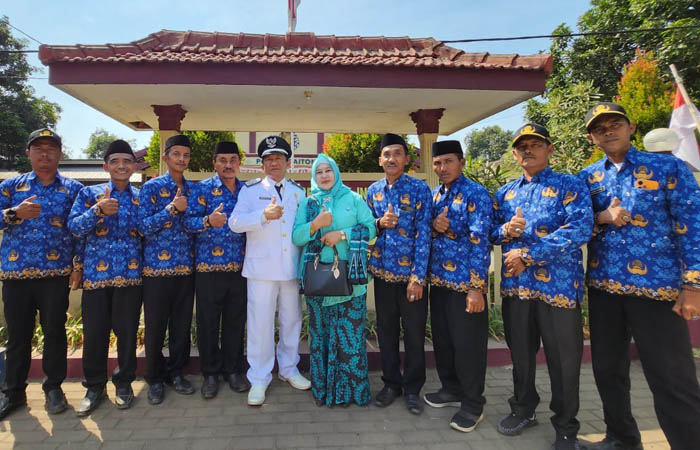 Kepala Desa Kalikajar Wetan H. Sultan Maliki (baju putih) bersama Ketua Tim Penggerak PKK Desa Kalikajar Hj. Rukkayyah Zufauzy Adam dan para perangkat desa.