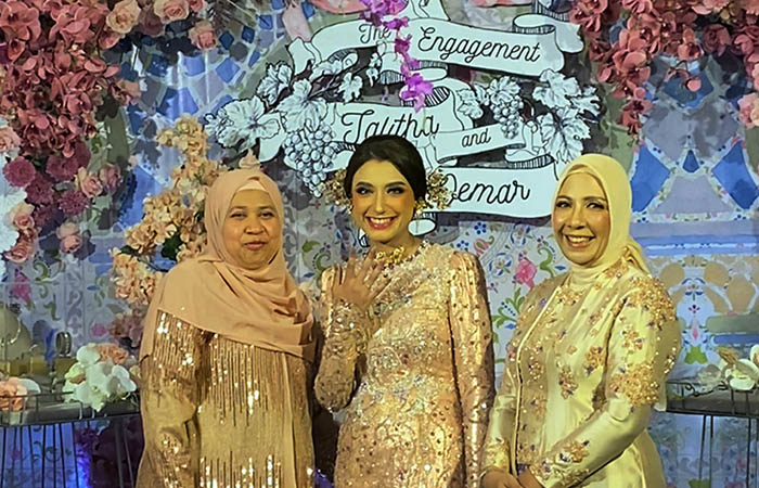 PENYEMATAN: Talitha menunjukkan cincin pertunangan yang disematkan oleh ibunda Oemar, Ninis Najma Binti Hasan Mirdad.