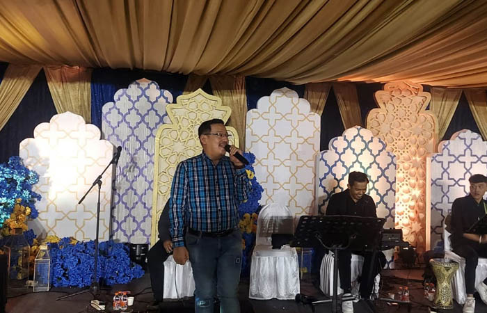 GAMBUS: Penampilan grup band gambus, El Corona turut menyemarakan pernikahan Tata-Oemar.
