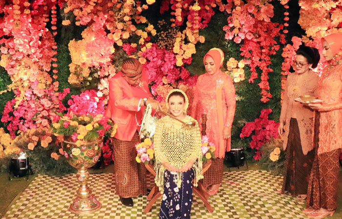 BERSIH LAHIR BATIN: Prosesi siraman mempelai wanita oleh kedua orang tuanya.