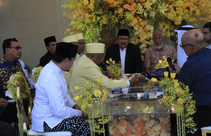 KHUSYUK: Prosesi ijab kabul berlangsung khidmat disaksikan oleh Wali Kota Pasuruan Saifullah Yusuf (jas hitam).