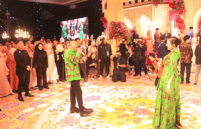 ROMANTIS: Duet artis Anang-Ashanti menambah hangat suasana pesta pernikahan.