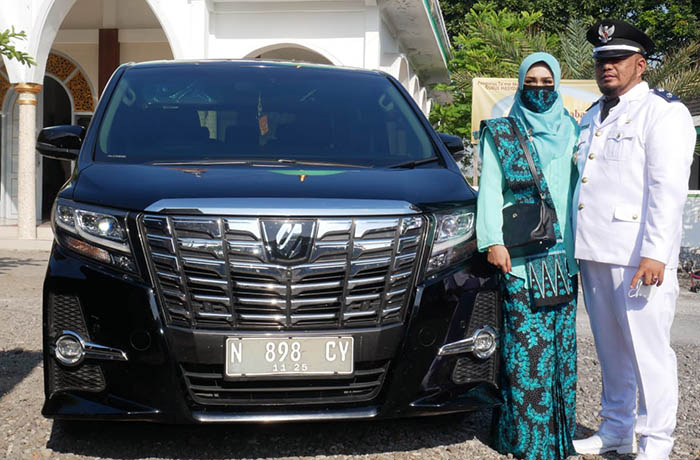 PIMPINAN DESA: Kepala Desa Jabung Wetan Amrullah Hasyim bersama istri.