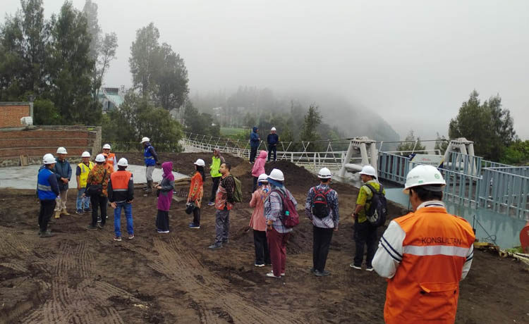 Pembangunan rest area Seruni Point yang sampai Agustus 2023 belum selesai.