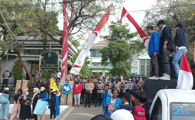 SAMPAIKAN ASPIRASI: Puluhan mahasiswa menggelar aksi demonstrasi di depan Kantor Bupati Probolinggo di Kecamatan Kraksaan, kemarin.