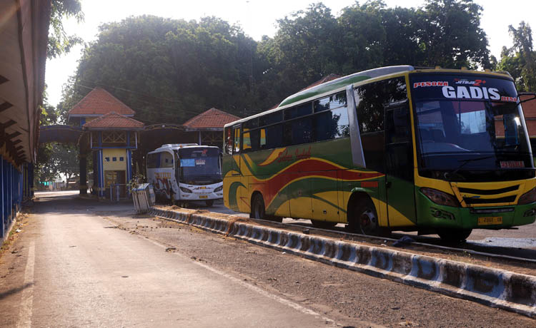 PERLU DIBENAHI: Dua bus yang masuk ke Terminal Bayuangga siang kemarin. Terminal ini sudah waktunya direhab agar pengunjung nyaman.
