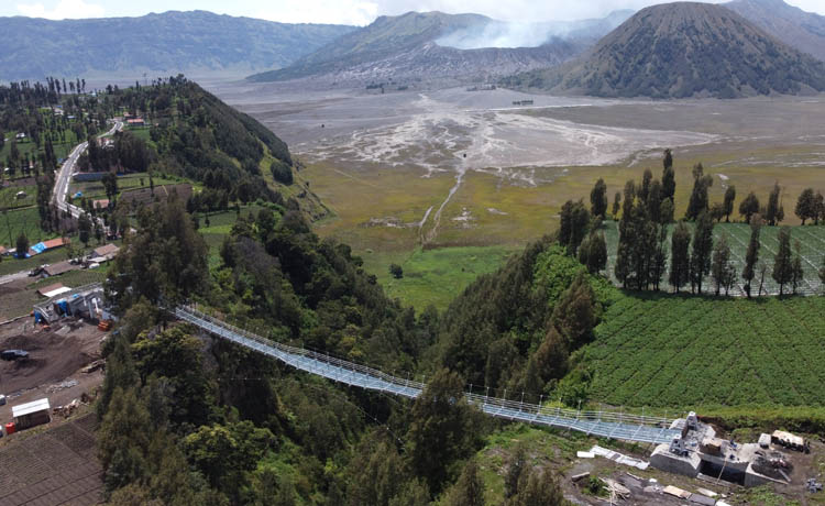 DIKEBUT: Jembatan Kaca Seruni Point, Kecamatan Sukapura, Kabupaten Probolinggo, sudah lama rampung. Kini, masih ada proyek pembangunan rest area di ujung keluar jembatan ini.