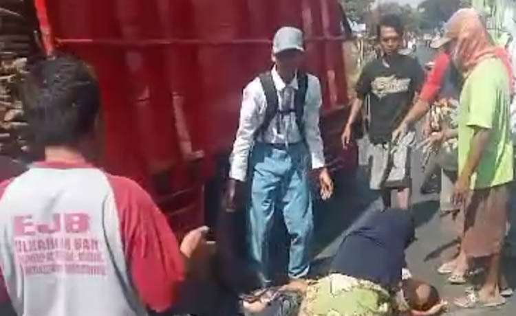 SEBELUM DIEVAKUASI: Pengendarai mendatangi Hidayatullah setelah kecelakaan di Jalan Winongan Lor, Selasa (22/8).