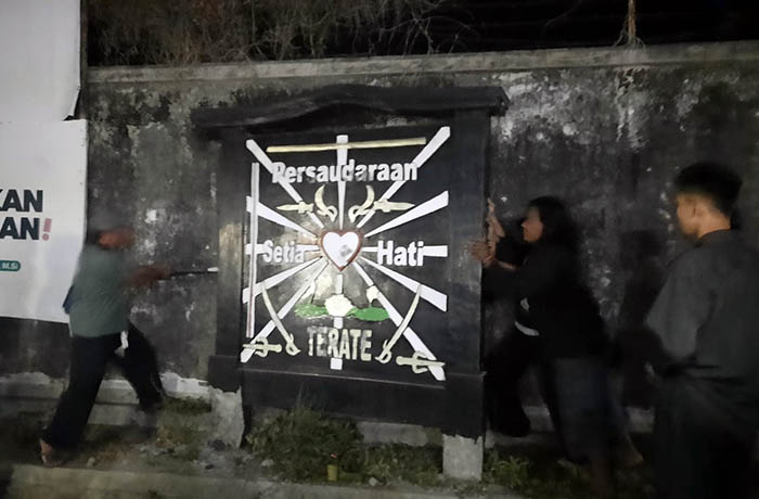 DITERTIBKAN: Pengurus dan anggota SH Terate Ranting Leces menertibkan sendiri tugu perguruan di Jalan Bantaran, Desa Sumberkedawung, Selasa (22/8). Penertiban berlangsung lancar, tertib, dan aman.