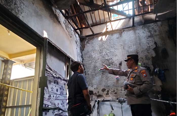OLAH TKP: Tim Labfor Polda Jatim melakukan olah TKP di gudang dan kantor milik Zainul Arifin, 30, yang terbakar, Rabu (23/8) petang.