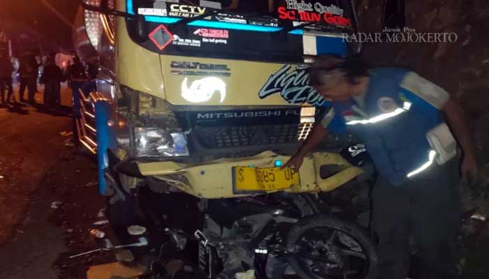 Kondisi truk tangki usai menabrak sejumlah penonton karnaval di Pacet, Mojokerto. (Yulianto Adi Nugroho/JPRM)