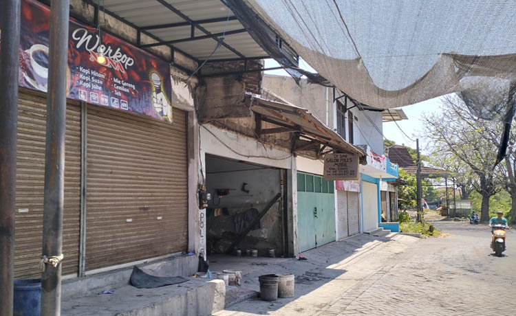 DALAM PANTAUAN: Deretan warkop karaoke di ruko terminal pandaan, tampak tutup di siang hari. (Rizal F Syatori/Jawa Pos Radar Bromo)