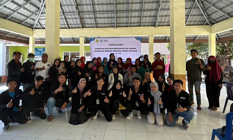 Mahasiswa UPM saat kuliah kerja nyata di Desa Curahsawo, Kecamatan Gending, berfoto bersama.