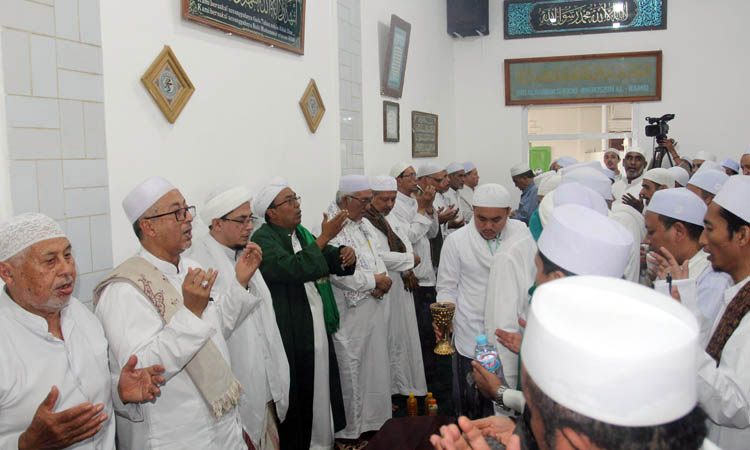 HAUL: Pengasuh Ponpes Islam Al Habib Muhammad Shodiq bin Husein Ahlussunnah Wal Jamaah Habib Abdul Qodir bin Muhammad Shodiq Al Hamid bersama para habaib dan tamu undangan melantunkan mahalul qiyam.