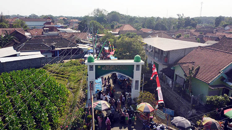 MENGULAR: Jamaah ke-39 Haul Habib Husein datang sejak pagi dari berbagai arah. Termasuk melewati tiga gapura megah yang dibangun ponpes setempat. Jamaludin/Radar Bromo