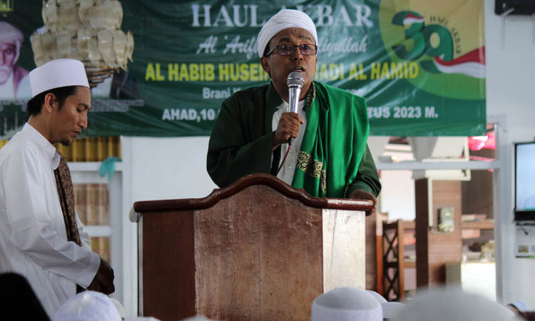 KHALIFAH KETIGA: Pengasuh Ponpes Islam Al Habib Muhammad Shodiq bin Husein Ahlussunnah Wal Jamaah Habib Abdul Qodir bin Muhammad Shodiq Al Hamid memberikan ceramah agama. Jamaludin/Radar Bromo