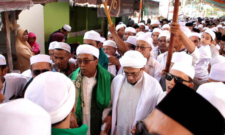 DIKAWAL: Pengasuh Ponpes Islam Al Habib Muhammad Shodiq Ahlussunnah Wal Jamaah Habib Abdul Qodir bin Muhammad Shodiq Al Hamid bersama rombongan menuju lokasi haul. Jamaludin/Radar Bromo