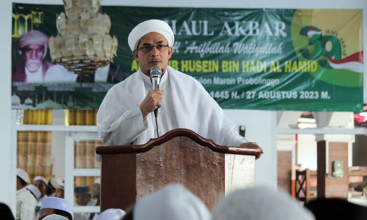 CERAMAH: Habib Abubakar bin Hasan Assegaf dari Pasuruan memberikan ceramah agama dalam haul ke-39 Habib Husein. Jamaludin/Radar Bromo
